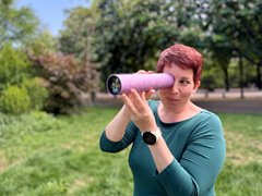 Myriam Glatz blickt durch ein Kaleidoskop – Symbol für Perspektivwechsel im Coaching